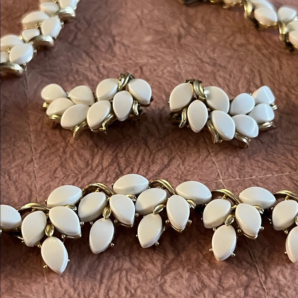 Vintage Kramer white thermoset draping leaves choker and clip ear climber set - Picture 6 of 13